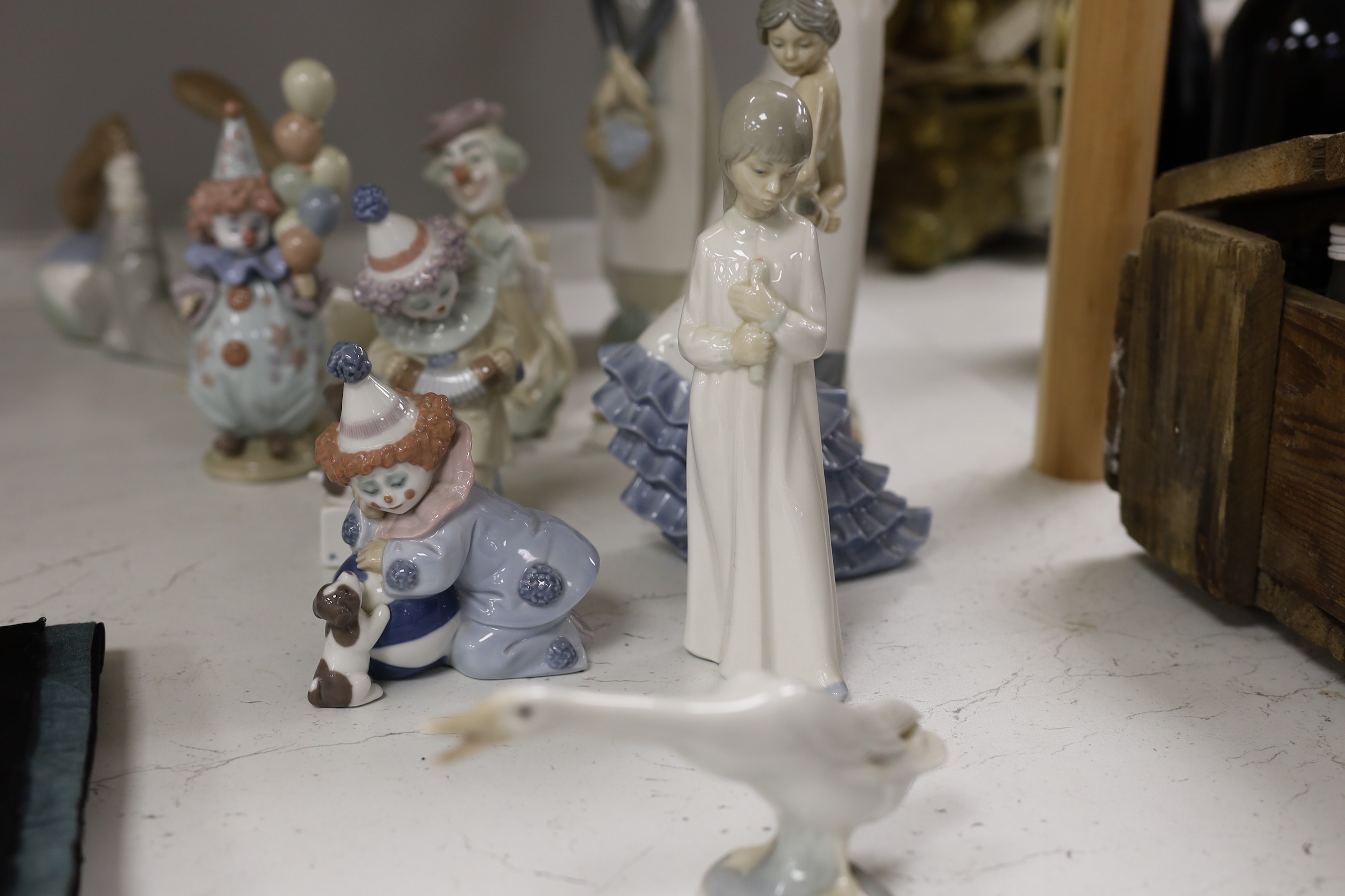 A group of Lladro and Lladro type figures (9)